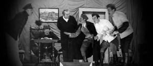 Premiera 2. decembra 1944 / Naslov izvirnika Сумњиво лице

Režiser in scenograf Lojze Potokar
Prevajalec Josip Vidmar

Jerotije Pantić, okrajni načelnik Lojze Potokar
Anđa, njegova žena Ema Starc
Marica, njuna hči Draga Ahačič
Vića, okrajni pisar Jože Gale
Milislav, okrajni pisar Dušan Mevlja
Tasa, praktikant Stane Česnik
Đoka Jože Tiran
Aleksa Žunjić, okrajni detektiv Nace Simončič
Gazda Spasa Franjo Kumer
Gazda Miladin Ivo Puhar
Josa, birič Istok Tusulin

Inspicient Ivo Puhar
Šepetalka Ivanka Mežan