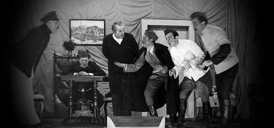 Premiera 2. decembra 1944 / Naslov izvirnika Сумњиво лице

Režiser in scenograf Lojze Potokar
Prevajalec Josip Vidmar

Jerotije Pantić, okrajni načelnik Lojze Potokar
Anđa, njegova žena Ema Starc
Marica, njuna hči Draga Ahačič
Vića, okrajni pisar Jože Gale
Milislav, okrajni pisar Dušan Mevlja
Tasa, praktikant Stane Česnik
Đoka Jože Tiran
Aleksa Žunjić, okrajni detektiv Nace Simončič
Gazda Spasa Franjo Kumer
Gazda Miladin Ivo Puhar
Josa, birič Istok Tusulin

Inspicient Ivo Puhar
Šepetalka Ivanka Mežan