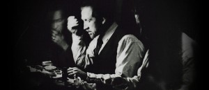 Premiera 13. julija 1944 / Krstna uprizoritev / 12. januarja 1945 premiera z drugo zasedbo

Režiser, dramaturg in scenograf Filip Kalan Kumbatovič
Avtor glasbe Ciril Cvetko

I. zasedba
Dr. Jeriša, zdravnik Milan Košak
Saša, njegov starejši sin, profesor Dušan Mevlja
Matjaž, njegov mlajši sin, študent Jože Tiran
Manja, študentka Vladoša Simčič
Rado, delavec Vinko Turk
Gospod Matoh Nace Simončič
Policijski agent Slavko Tiran
Detektiv Jože Bon

II. zasedba
Dr. Jeriša Jože Gale
Saša Stane Česnik
Matjaž Jože Tiran
Manja Ivanka Mežan
Rado France Presetnik
Gospod Matoh Franjo Kumer
Policijski agent Dušan Mevlja
Detektiv Nace Simončič

Inspicientka Draga Ahačič
Šepetalka Majda Dobovišek