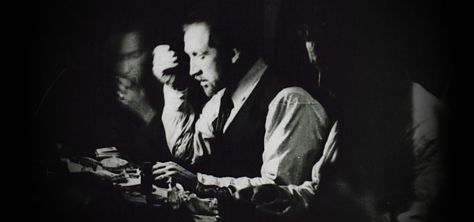 Premiera 13. julija 1944 / Krstna uprizoritev / 12. januarja 1945 premiera z drugo zasedbo

Režiser, dramaturg in scenograf Filip Kalan Kumbatovič
Avtor glasbe Ciril Cvetko

I. zasedba
Dr. Jeriša, zdravnik Milan Košak
Saša, njegov starejši sin, profesor Dušan Mevlja
Matjaž, njegov mlajši sin, študent Jože Tiran
Manja, študentka Vladoša Simčič
Rado, delavec Vinko Turk
Gospod Matoh Nace Simončič
Policijski agent Slavko Tiran
Detektiv Jože Bon

II. zasedba
Dr. Jeriša Jože Gale
Saša Stane Česnik
Matjaž Jože Tiran
Manja Ivanka Mežan
Rado France Presetnik
Gospod Matoh Franjo Kumer
Policijski agent Dušan Mevlja
Detektiv Nace Simončič

Inspicientka Draga Ahačič
Šepetalka Majda Dobovišek