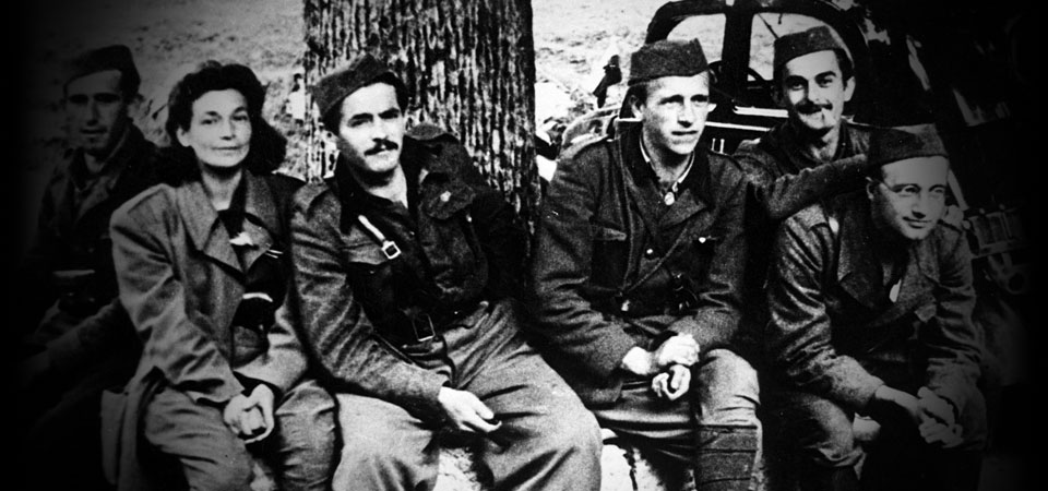 Odhodi kulturnih delavcev med partizane od poletja do spetembra 1943 je bil množičen. Med prvimi je odšla iz Ljubljane tako imenovana Kajuha skupina, ki je bila dodeljena XIV. diviziji. Na Bazi 21 se je avgusta 1943 zbrala prva skupina kulturnih delavcev, pesnik Karel Destovnik – Kajuh, plesalka Marta Paulin – Brina, vodja divizijske tehnike in ilustrator - kipar Janez Weiss – Belač, Savo Vrtačnik – Krn, skladatelj divizijske himne Sveto Marolt – Špik in novinar, urednik divizijskega glasila Glas svobode Ladislav Kiauta. K skupini so se kaseje pridružili še masker ljubljanske Opere Lujo Jakel, duhovnik, verski referent pri štabu Jože Lampret, Rusa Tamara in Mihajlo (nadporočnik sovjetske vojske), ki sta na prireditvah pozdravljala gledalce v imenu sovjetskih narodov. Vera Hreščak, Sveto Marolt – Špik, Stanko Modec – Kostja in harmonikar Janez Lavrič so po brigadah vodili pevske zbore in recitacijske vaje. 
Njihova naloga je bila prirejati mitinge po Dolenjskem, Notranjskem, Primorskem in v Beli krajini. Zadnji miting je kulturniška skupina izvedla januarja 1944 v Dubravi in Čazmi na Hrvaškem, med pohodom na Štajersko. Najbolj plodovito obdobje te skupine je v času bivanja na Notranjskem. 
XIV. divizija je bila najmočnejša enota, ki je bila odtlej poslana na Štajersko. Na pot so šli dobro pripravljeni, dobro oboroženi. Prav tedaj je nastopilo ostro zimsko vreme . Njihovo pot po Štajerskem so oteževali nenehni boji in visok sneg. Med pohodom sta pesnik Kajuh in Brina prejela vabilo SNG iz Črnomlja. Tudi tokrat sta ga odklonila. Življenje kulturniške skupine se ni razlikovalo od borcev. Bila je težka ofenziva in padle so prve žrtve med kulturni. Padel je kipar Belač. Pri Ravnah nad Šoštanjem se je morala divizija prebijati skozi več sovražnih obročev. V Topolšici se je kulturniška skupina nastanila na kmetiji Žlebnik, kjer  je bil ustreljen Kajuh in dan prej je v hosti obležal muzikant Špik. Ozdravljenega ustrelijo kot talca v Zagorju ob Savi. Ladislav Kiauta je med ofenzifo zbolel in se zdravil v partizanski bolnišnici. Brina, njej so zmrznile noge in se je zavlekla s tovarišico v kurirski bunker nekje v hosti. Kulturna štirinajsta je bila razbita.