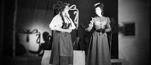 Premiera 7. februarja 1945
 
Režiser France Presetnik
Scenograf Branko Simčič

 
Tulpenheim, žlahtni gospod Stane Česnik
Šternfeldovka, mlada bogata vdova Ivanka Mežan
Monkof, Tulpenheimov prijatelj Franjo Kumer
Jaka, župan Lojze Potokar
Micka, njegova hči Draga Ahačič
Anžè, Mickin ženin France Presetnik
Glažek, šribar Dušan Mevlja

 
Inspicient Istok Tusulin
Šepetalka Pavlinca Müller