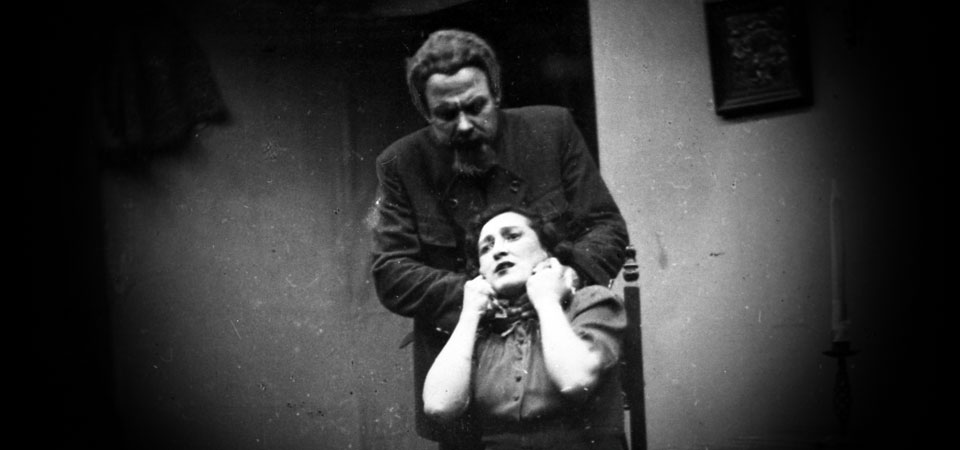 Premiera 20. februarja 1944

Režiser Matej Bor
Scenograf Drago Vidmar

Jožef Kantor, fabrikant Lojze Potokar
Hana, njegova žena Bogdana Stritar
Francka, njuna hči Ema Starc
Nina, sorodnica Kantorjeva, štirinajstletna Vladoša Simčič
Krnec, nekdaj štacunar in krčmar France Presetnik
Maks, njegov sin Jože Gale
Župnik Milan Košak
Franc Bernot, posestnik, absolviran tehnik Jože Tiran
Sodnik Stane Česnik
Lužarica Nada Stritar
Oskrbnik Avgust Anderluh k. g.

Šepetalec Stane Česnik
Inšpicient Janez Kuhar
Tehnični sodelavec Mile Doberlet